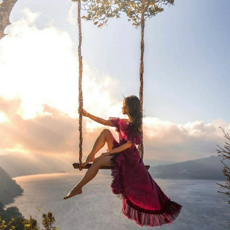 Качели над водой