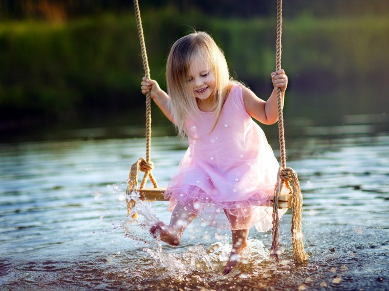 Девочка на качелях