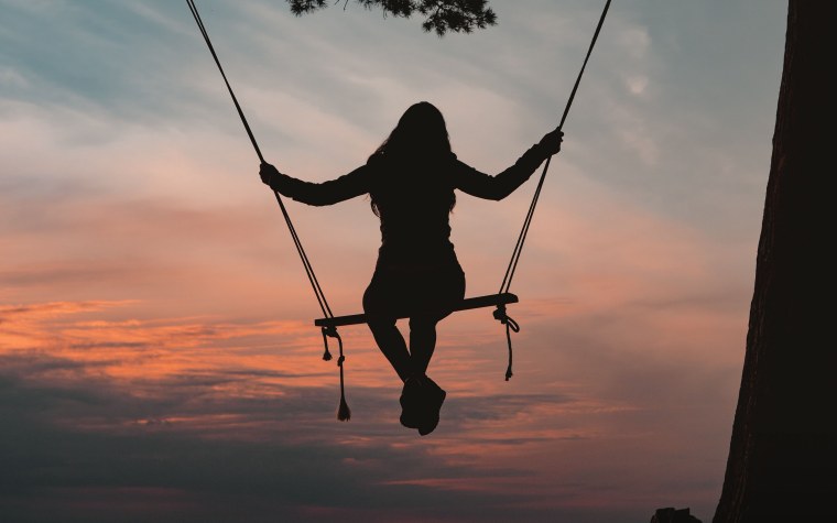 Девушка на качелях