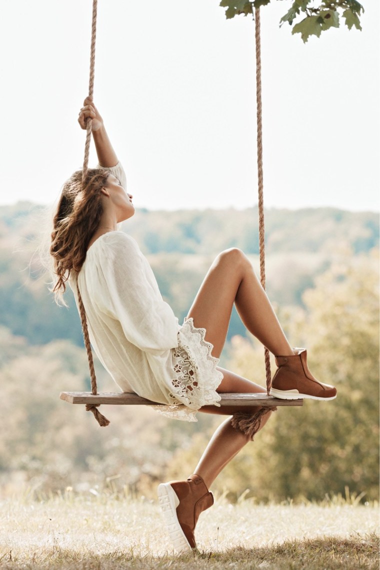 Красивая девушка на качелях