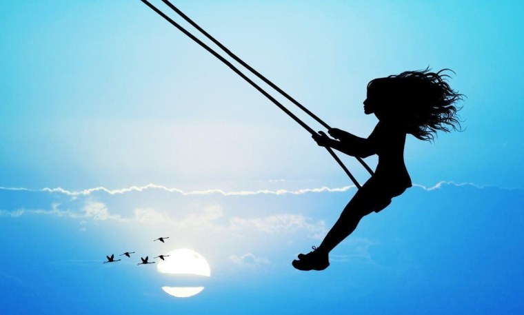 Девочка на качелях