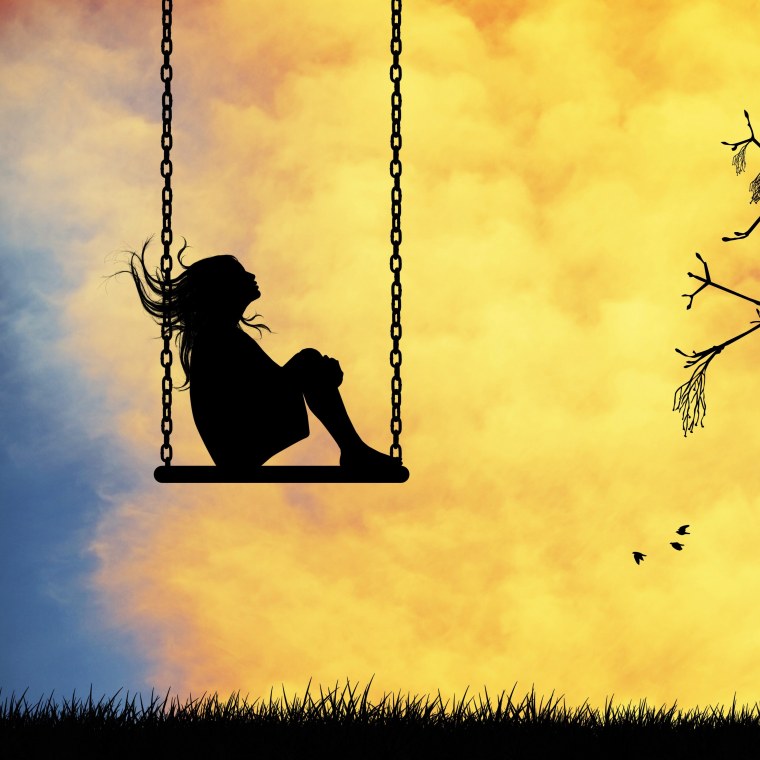 Грустная девочка на качелях