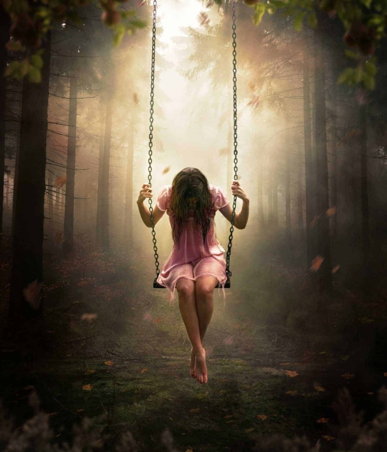 Красивая девушка на качелях