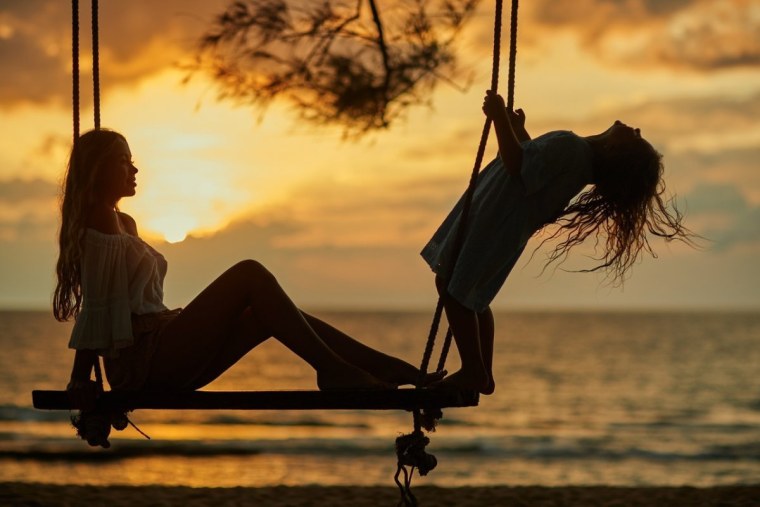 Красивая девушка на качелях