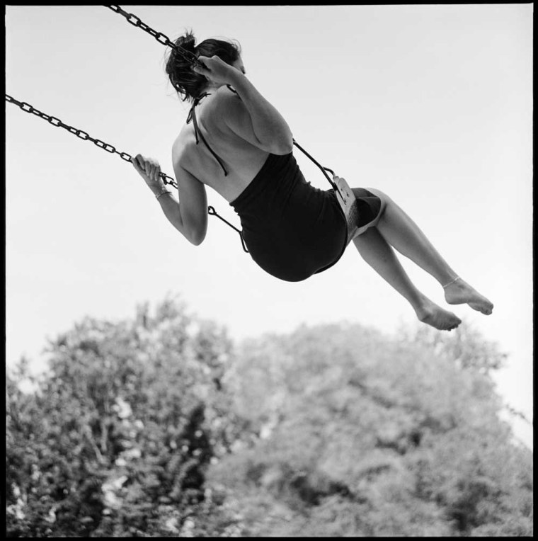 Девушка на качелях
