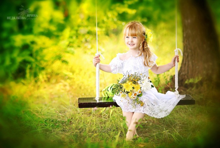 Девочка на качелях