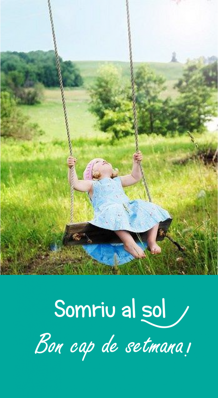 Девочка качается на качелях