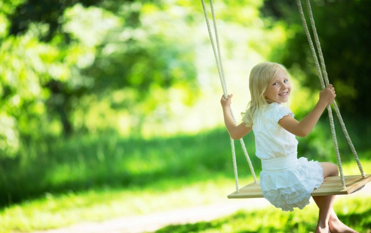 Девушка на детских качелях