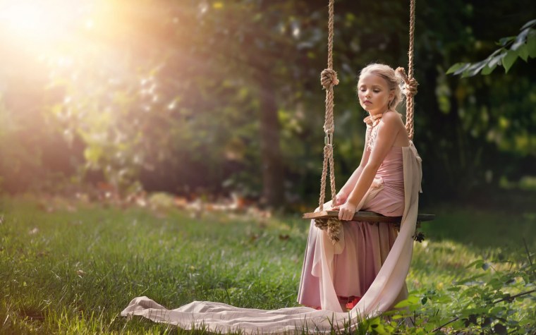 Фотосессия на качелях в лесу