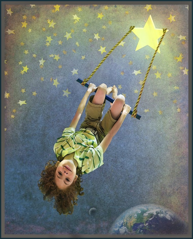 Девушка на качелях в небе