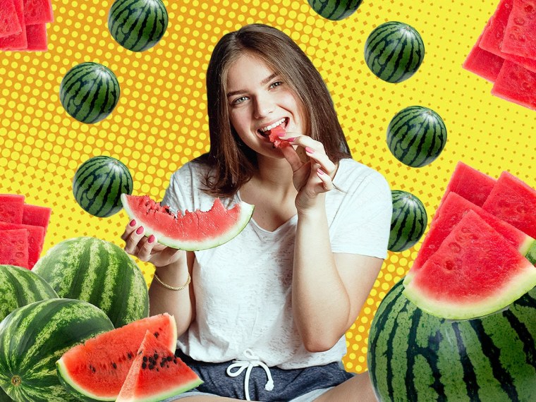 Девушка с большими арбузами