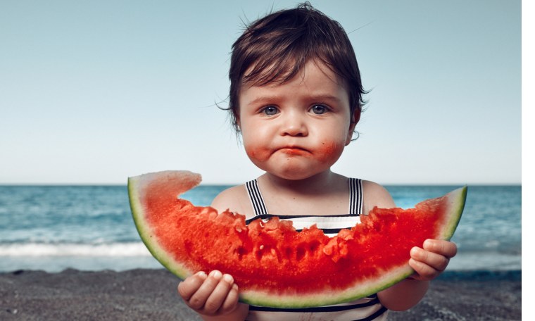 Ребенок ест Арбуз Сток