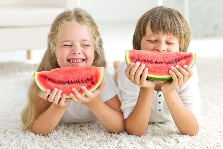 Мальчик ест Арбуз