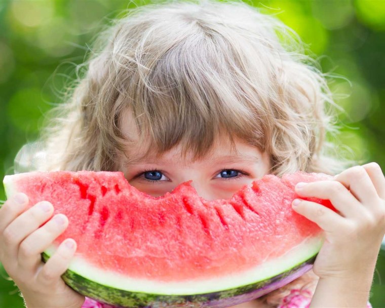 Дети едят Арбуз