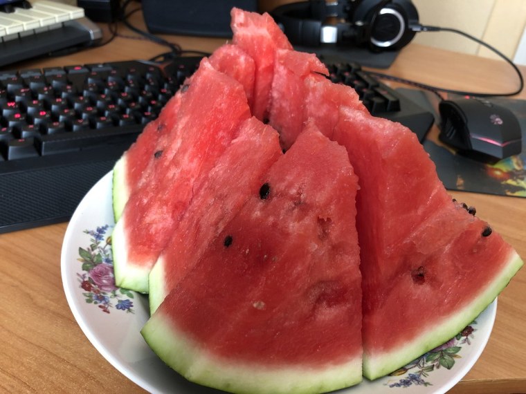 Арбуз на тарелке
