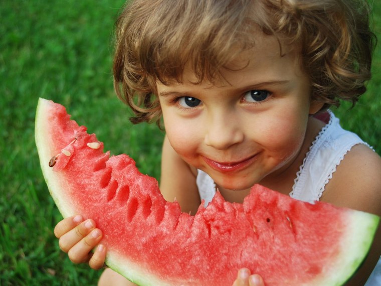 Человек ест Арбуз