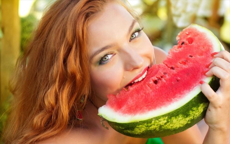 Женщина ест Арбуз