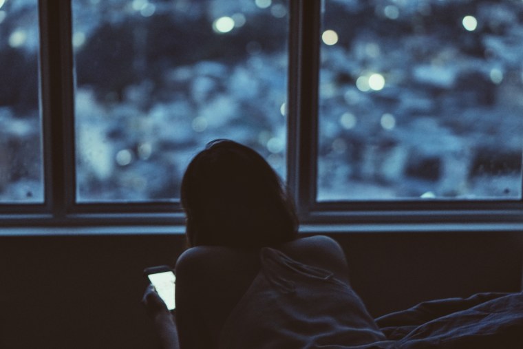 Девушка у окна вечером