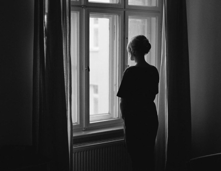Одинокая женщина у окна