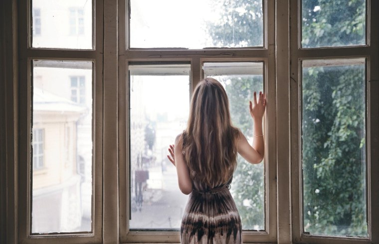 Девушка возле окна