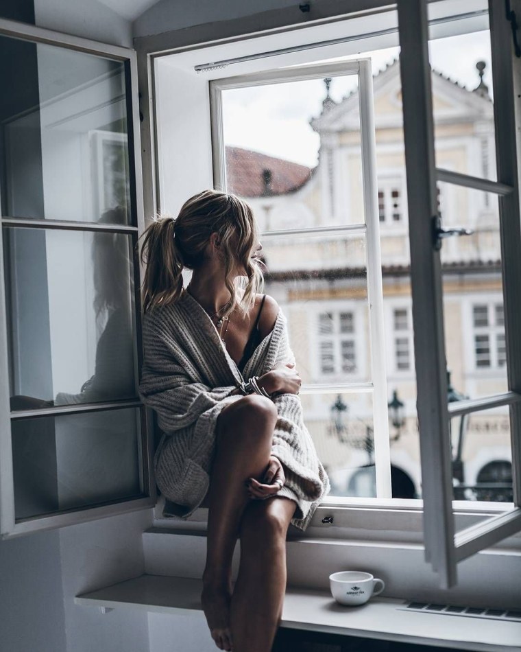 Девушка на подоконнике