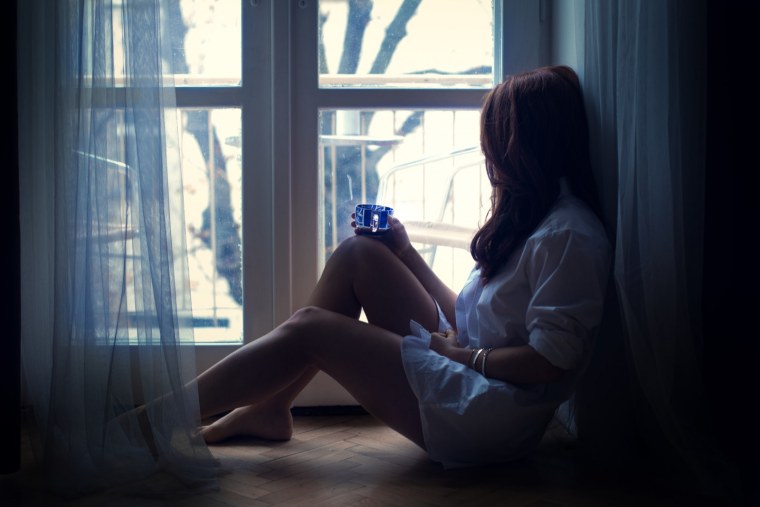 Девушка на подоконнике