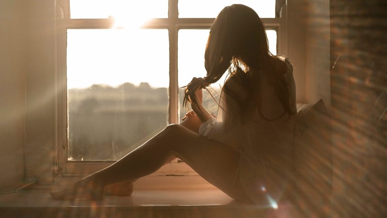 Девушка возле окна