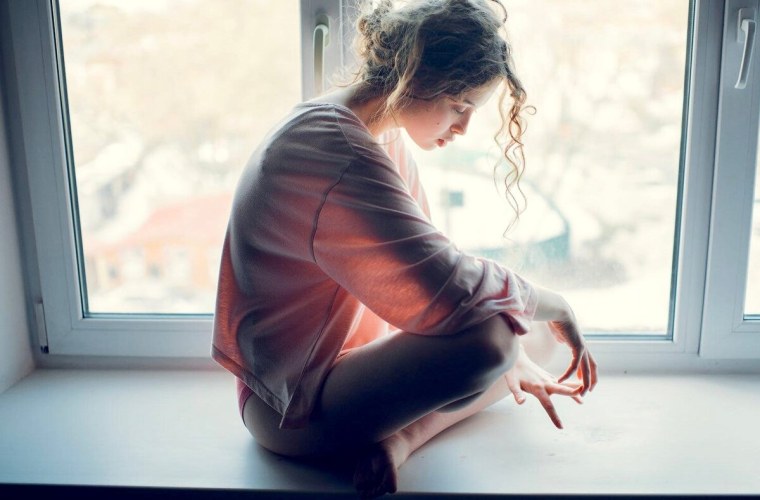 Девочка на подоконнике