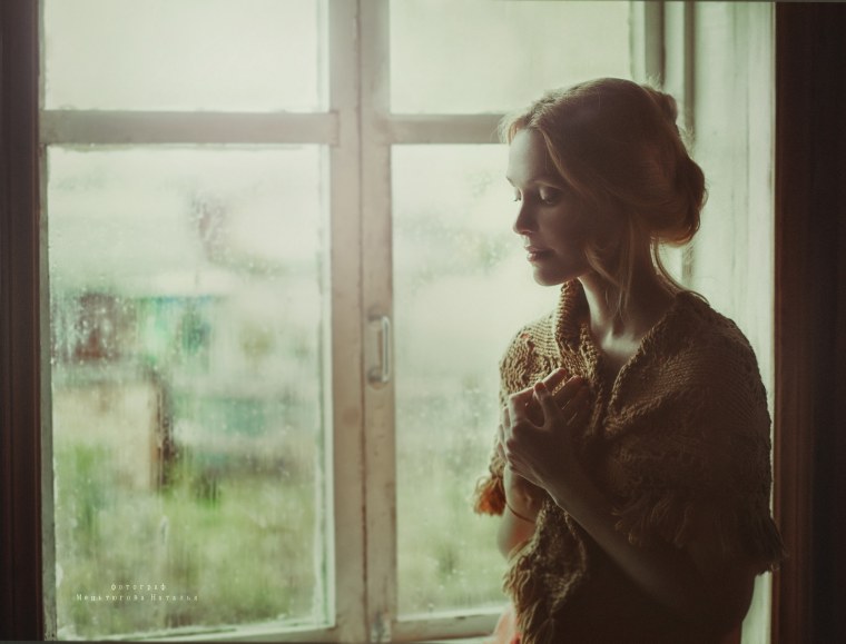 Женщина ждет у окна