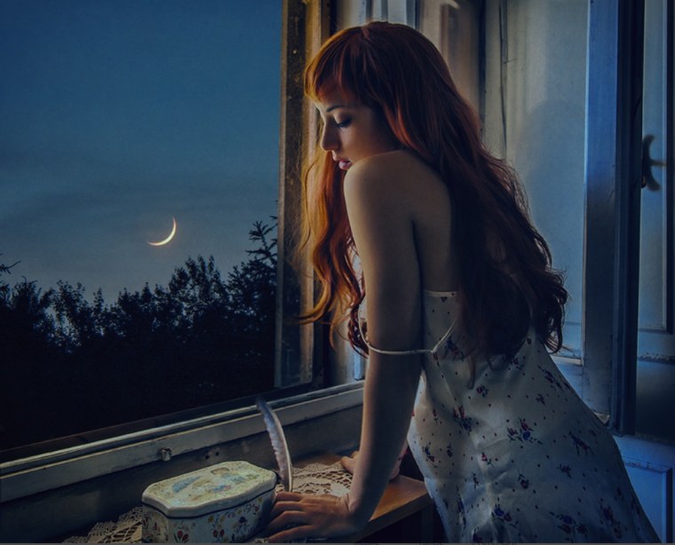 Девушка стоящая у окна