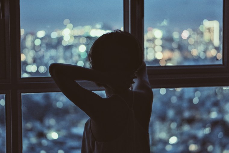 Девушка ночью у окна