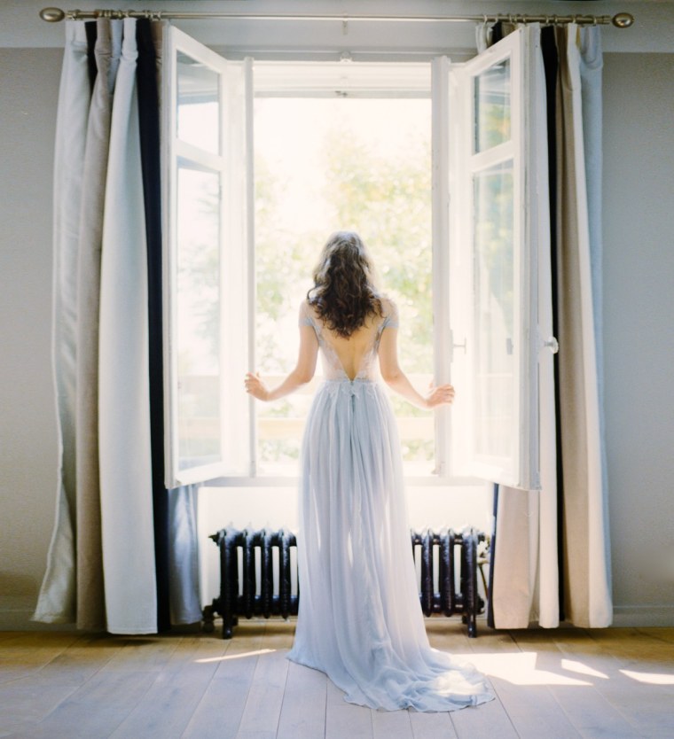 Невеста в платье у окна