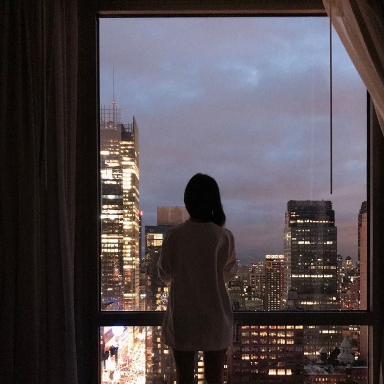 Девушка у окна со спины