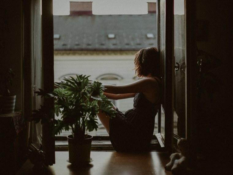 Девушка на подоконнике