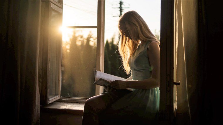 Девушка с книгой у окна