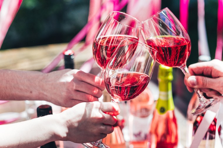 Розовое вино в бокале