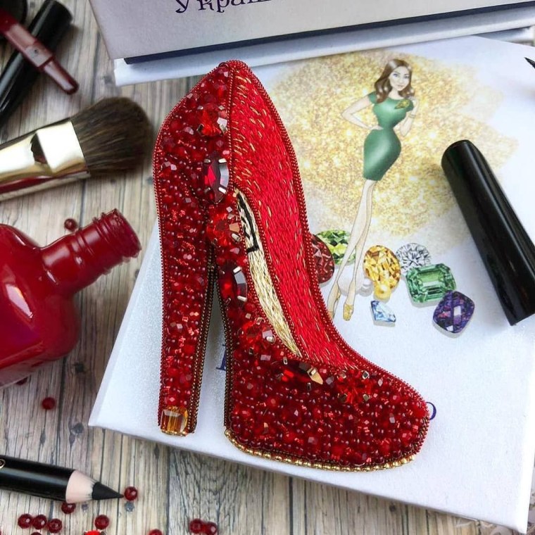 Брошь из бисера туфелька