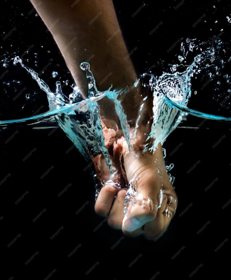 Руки под струей воды