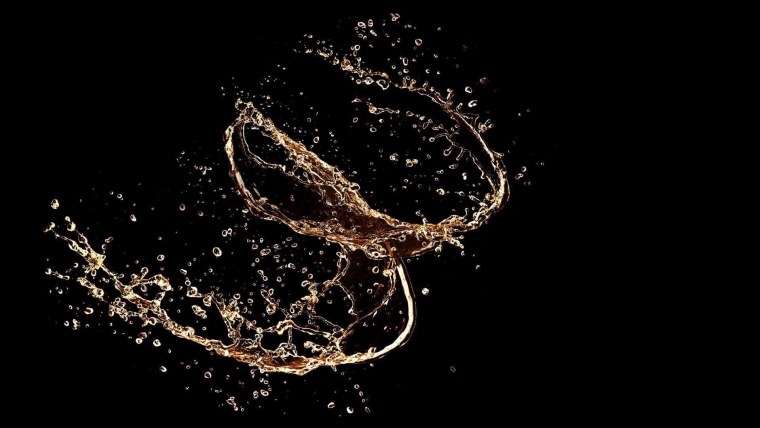 Брызги на черном фоне