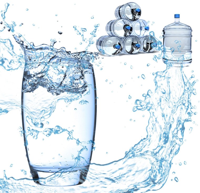 Питьевая вода на белом фоне