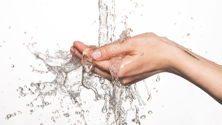 Вода стекает с рук