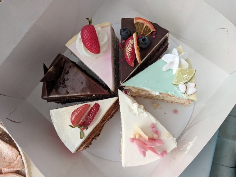 Кусочки разных тортов