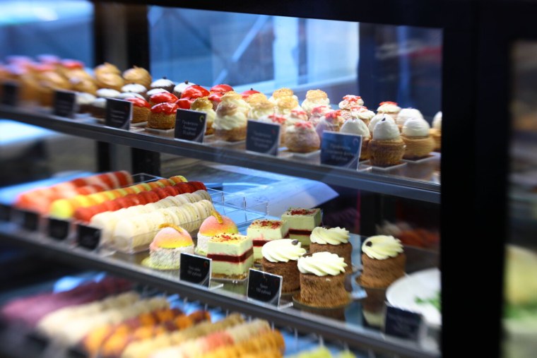 Витрина с десертами в кофейне