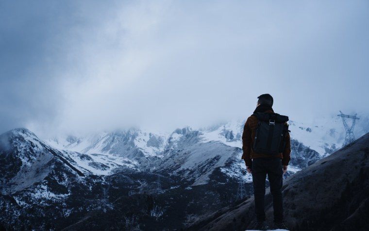 Одинокий человек в горах