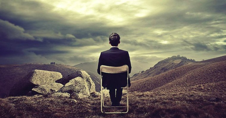 Человек сидит спиной