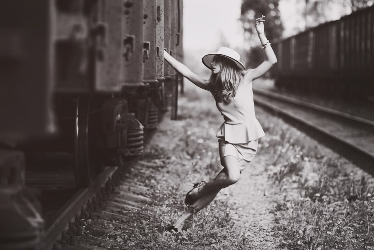 Девушка идет