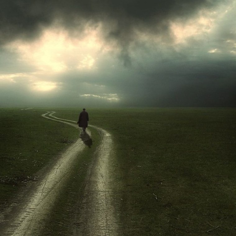 Одинокий человек на дороге