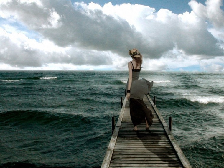 Девушка провожает корабль