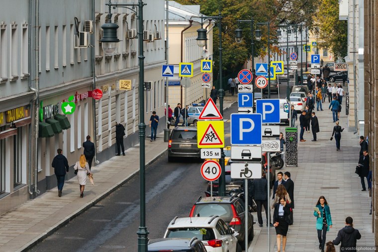 Дорожные знаки на улице