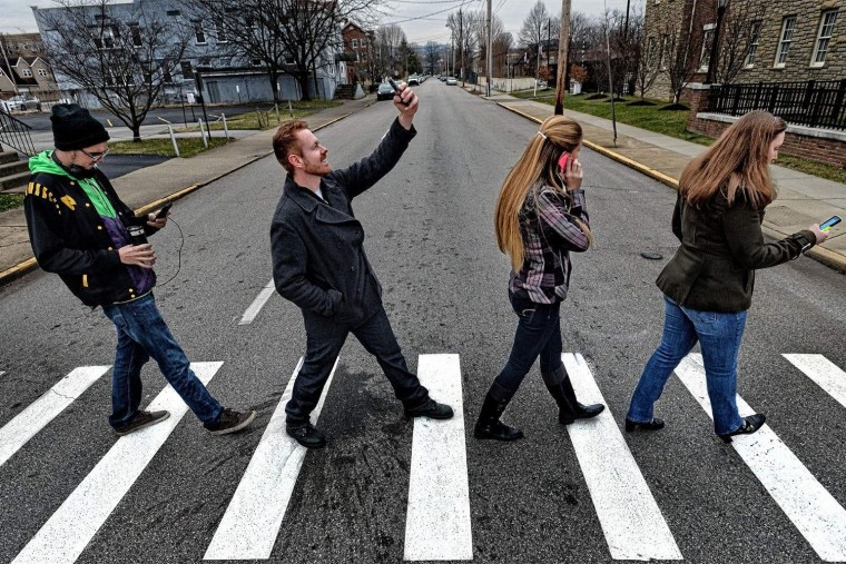 Люди переходят дорогу